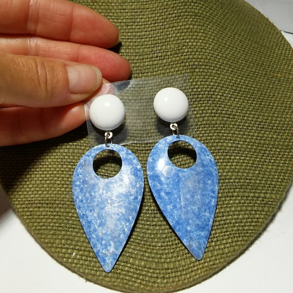 Women`s silver tone 80`s blue white dangle earring